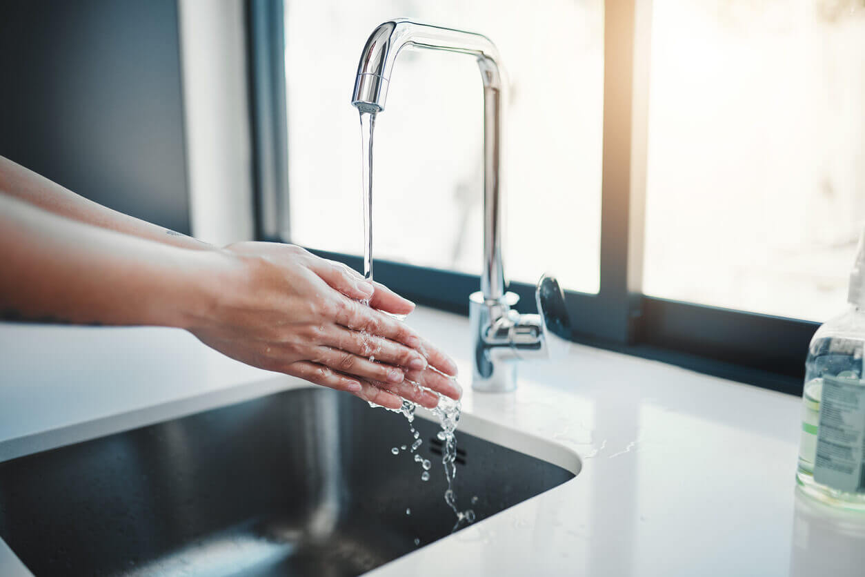 pessoa a lavar as mãos