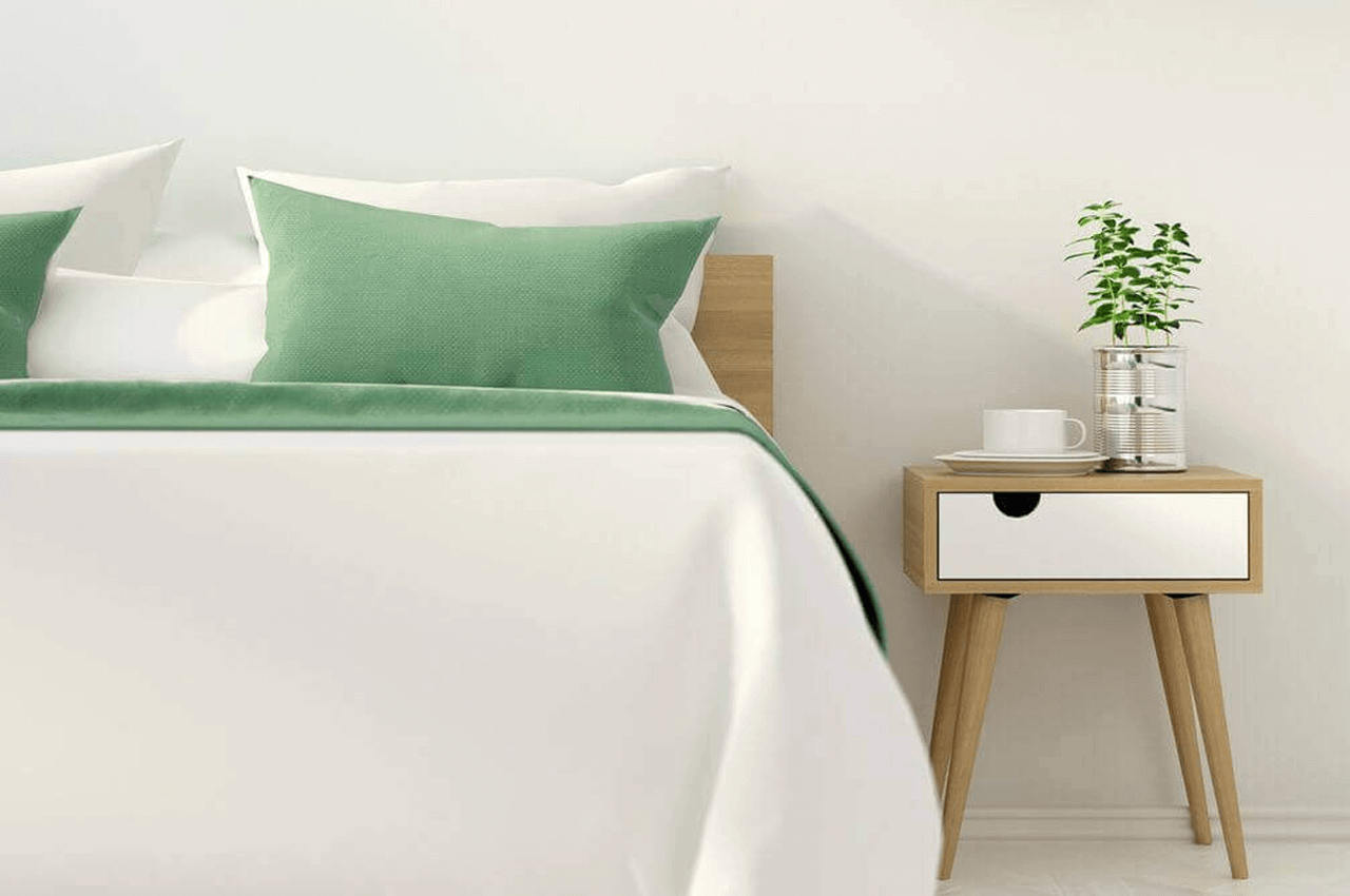 cama e mesa de cabeceira hotel alojamento local