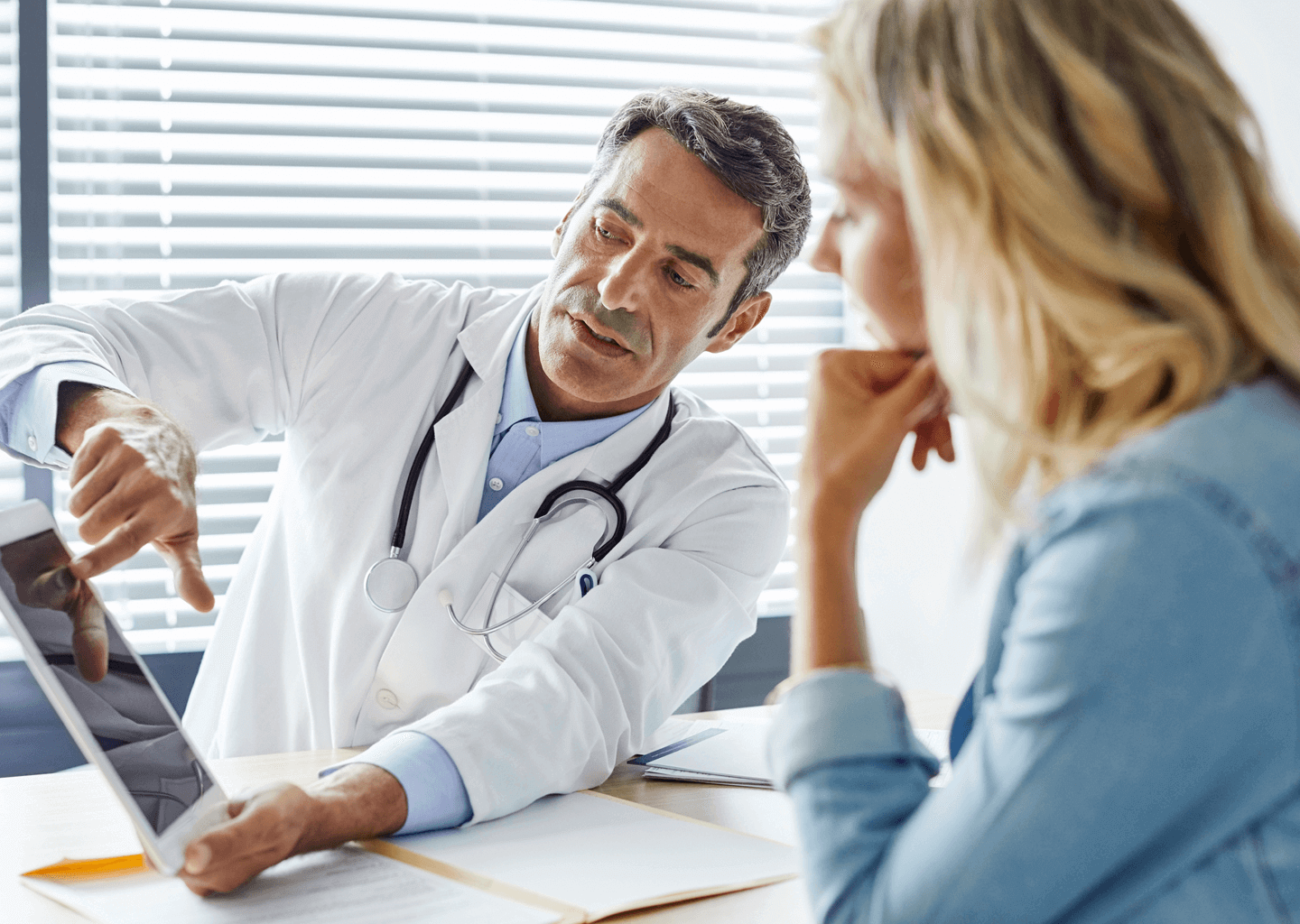 médico a mostrar resultados a paciente