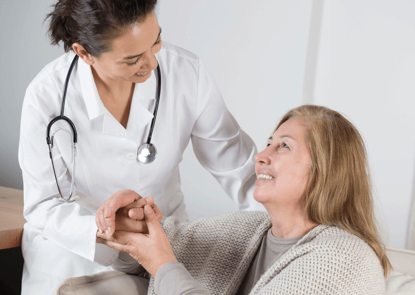 médica a prestar assistência a paciente