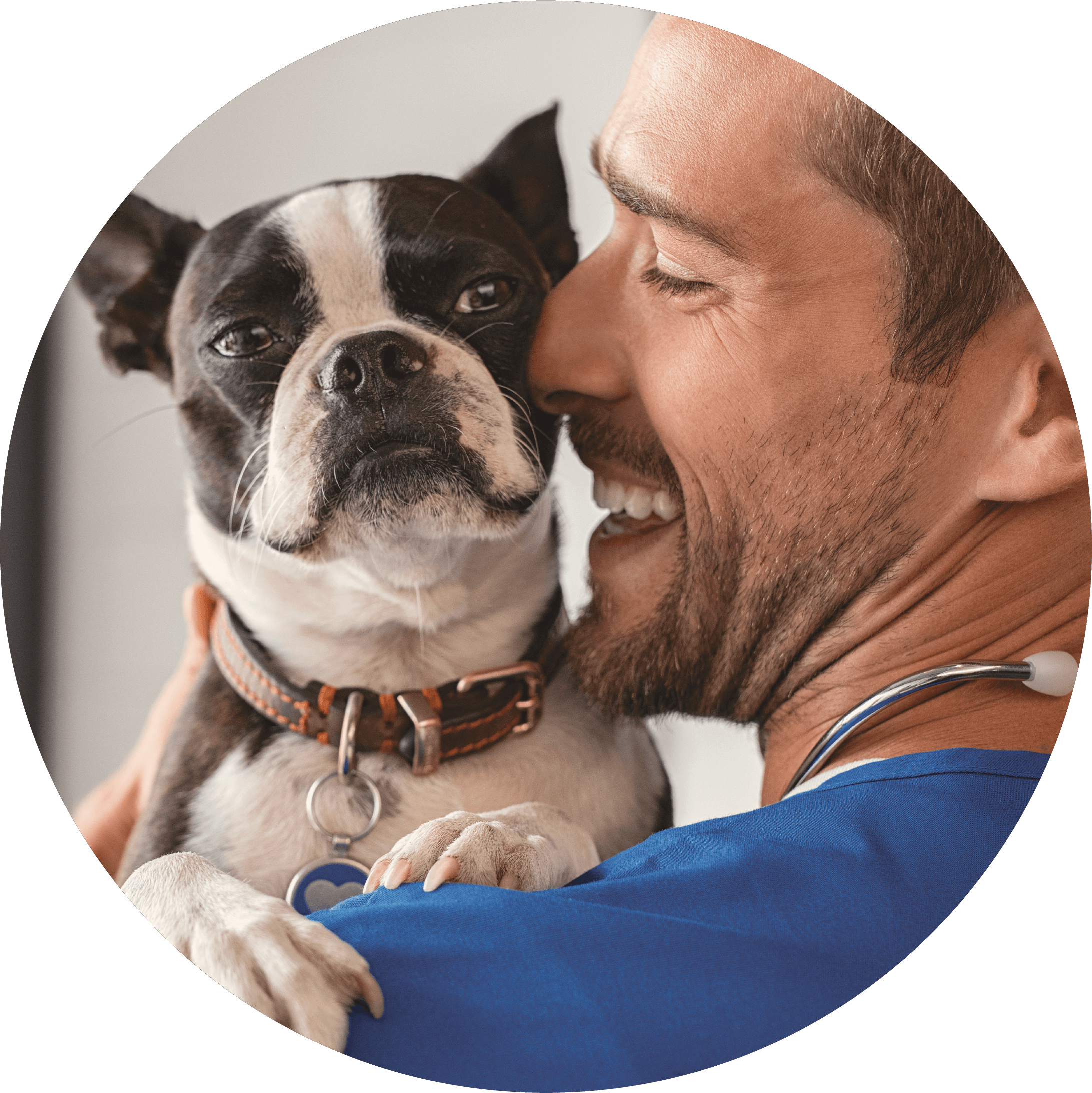 homem com cão ao colo