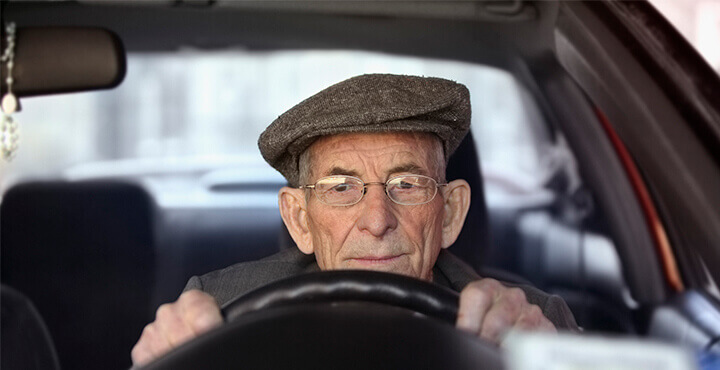 idoso a conduzir