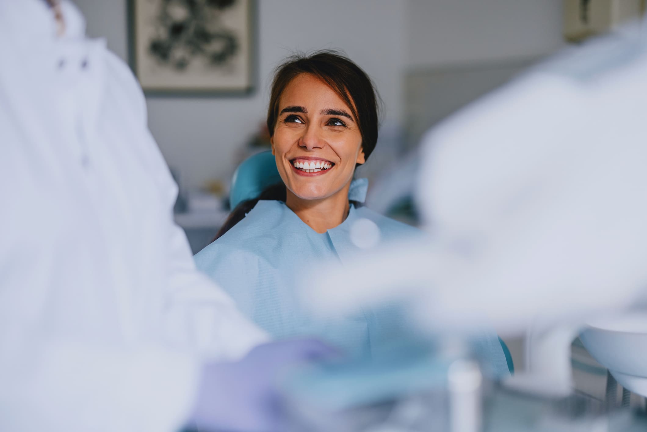 Paciente feminina num consultório de estomatologia